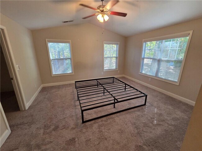 Building Photo - 1304 Madison Ln S E