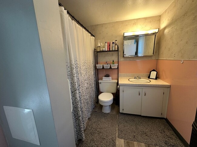Building Photo - 2 Bedroom Home