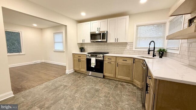 Building Photo - 115 Gloucester Ave