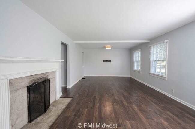 Building Photo - Charming 2 Bed, 1 Bath Duplex with House-L...