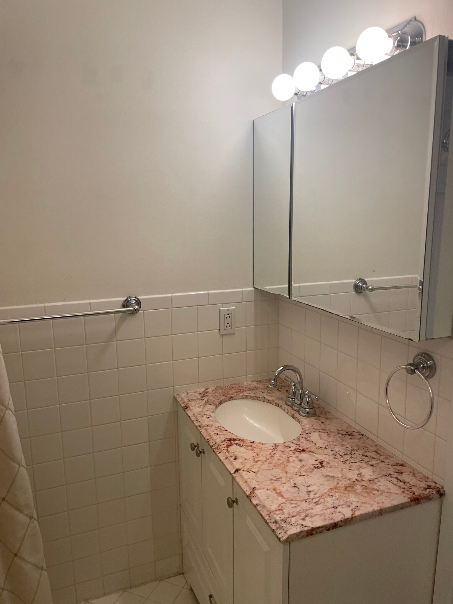 Master bath - 233 Marywatersford Rd