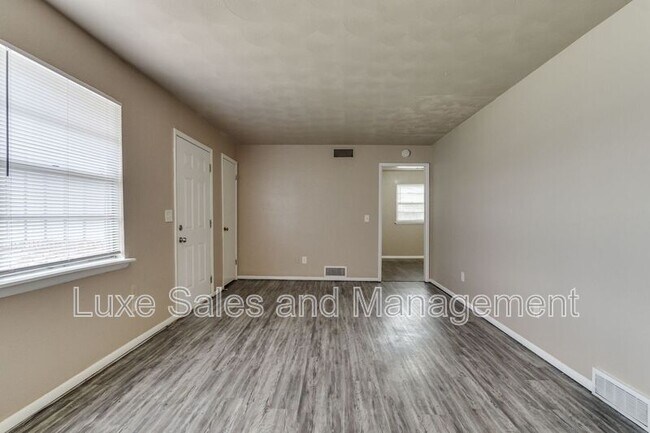 Building Photo - 3005 SW 52nd Pl