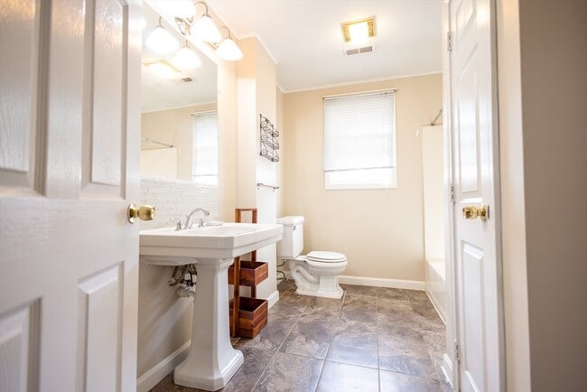 Building Photo - 5337 Washington St