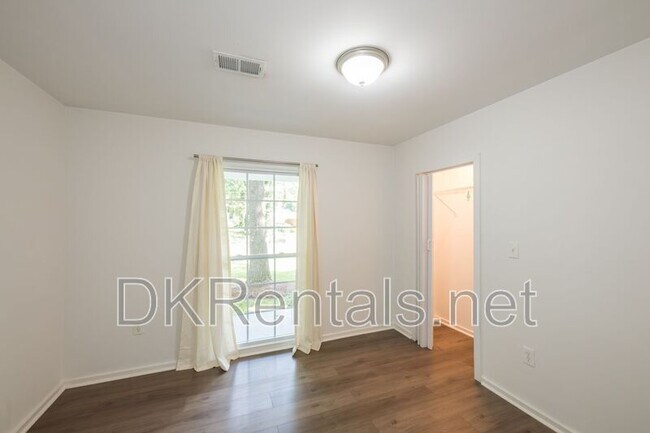 Building Photo - 83 Lucia Dr SE