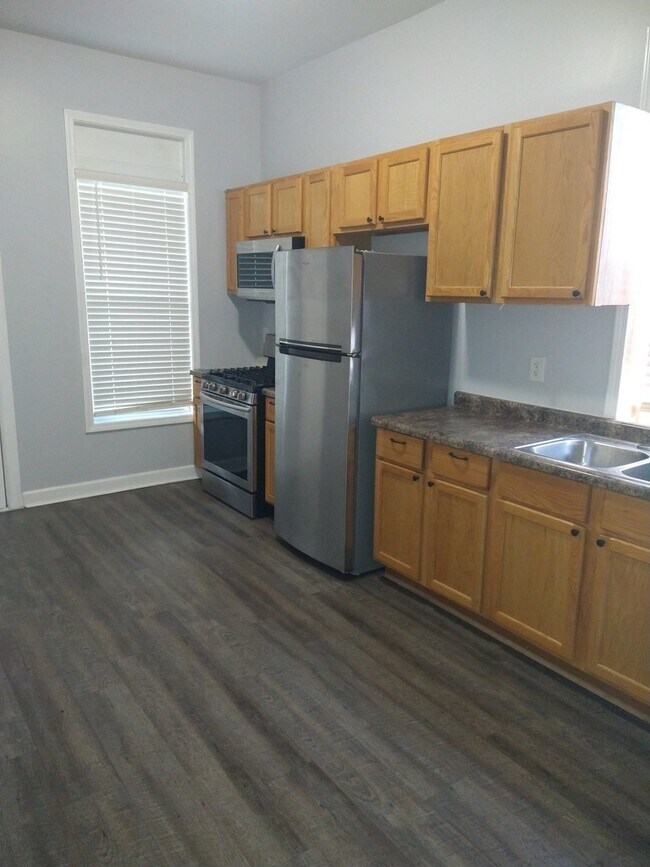Building Photo - 209 S Albany Ave