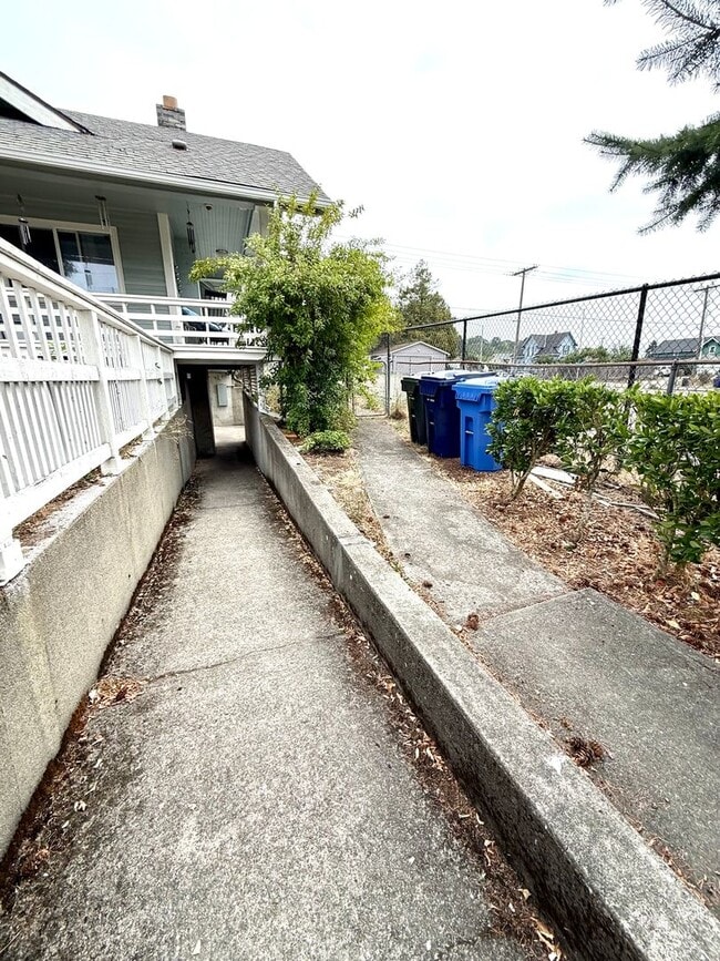 Building Photo - Stylish 2-Bed Tacoma Home