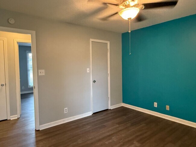 Building Photo - Charming 3 Bedroom, 1.5 Bath Ranch-Style Home