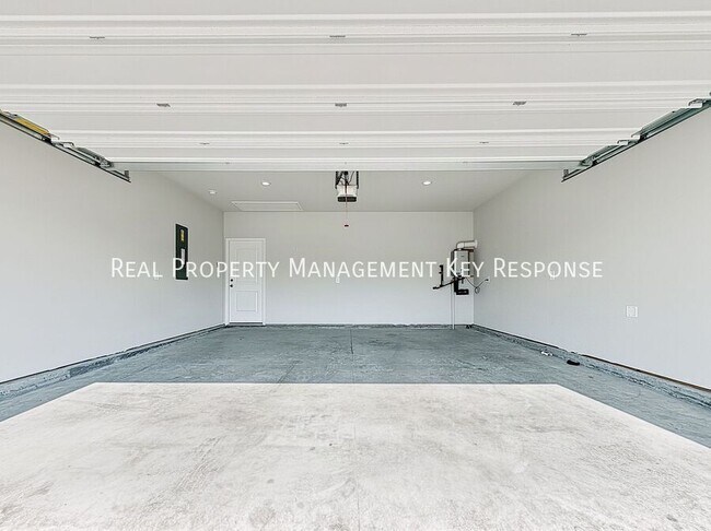 Building Photo - 2042 Live Oak Dr