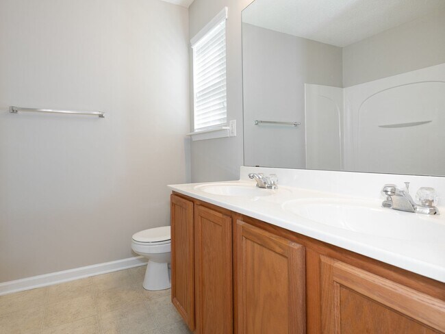 Building Photo - Super Townhouse with 2 MASTER BEDROOMS!