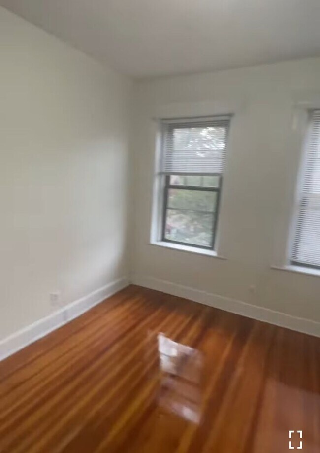 Building Photo - 3-bed w/ H+HW on GL-B