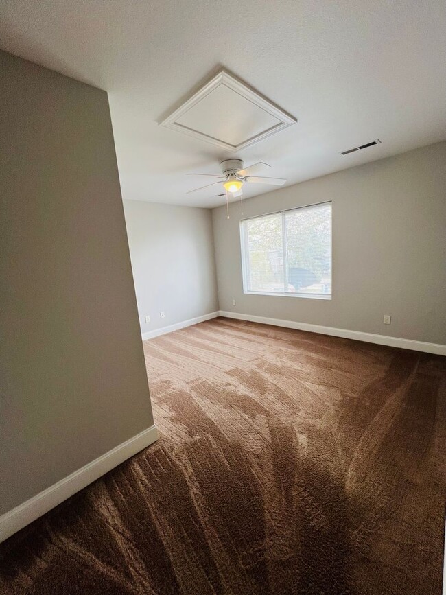 Building Photo - RENOVATED 4 bed 3.5 bath Duplex - Available for IMMEDIATE move in