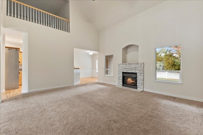 Building Photo - Quiet, Convenient, and Spacious 5 Bedroom 4 Bathroom Home