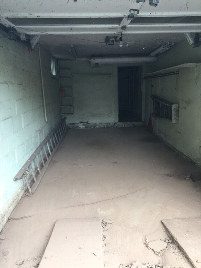 Building Photo - 908 E 4th St