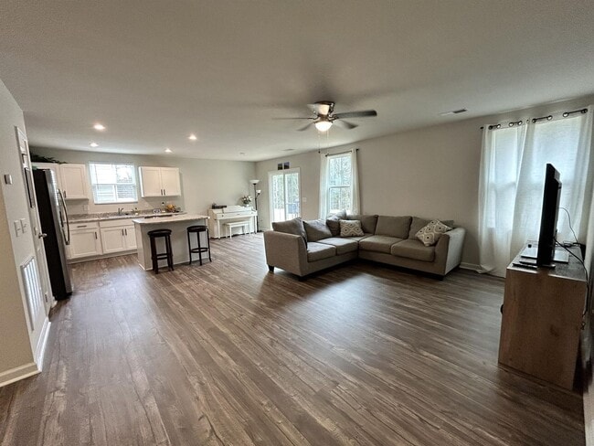 Building Photo - 132 Queens Mill Ct