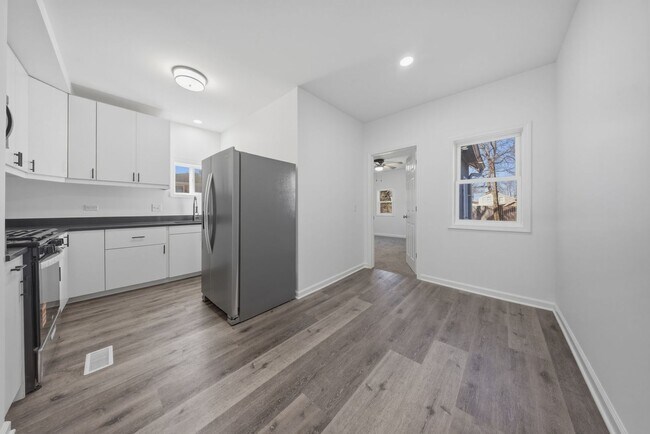 Building Photo - 835 Bishop Ave