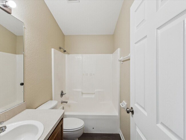 Building Photo - Don't Miss This Move-in Ready 4/2/2