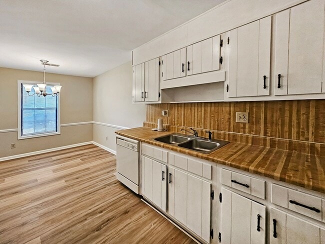 Building Photo - Recently Updated 2/2.5 Flat in Duplex Building