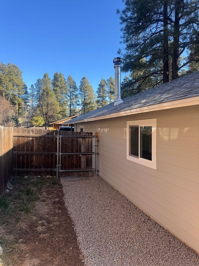 Building Photo - Cozy 2-Bedroom Home in Mountainaire | Backyard + Washer & Dryer