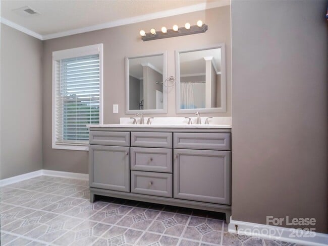 Building Photo - 910 Torsion Lane