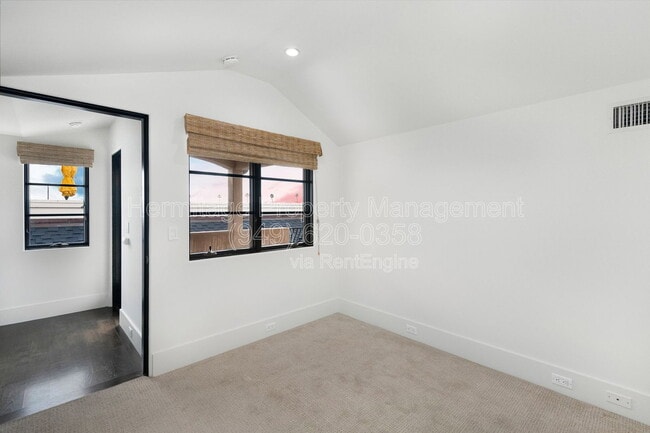 Building Photo - 435 1/2 Carnation Avenue