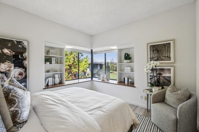Building Photo - Elegant 2BR Condo with Golf Course Views i...