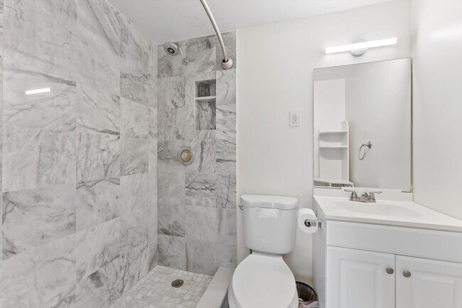 Building Photo - 1041 Hillsboro Mile