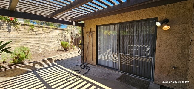 Building Photo - Creekridge Villas Single Story Condo in Ga...