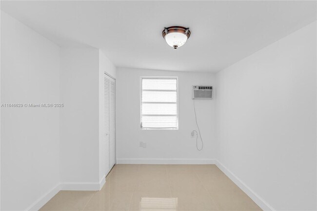 Building Photo - 2433 SW 19th St