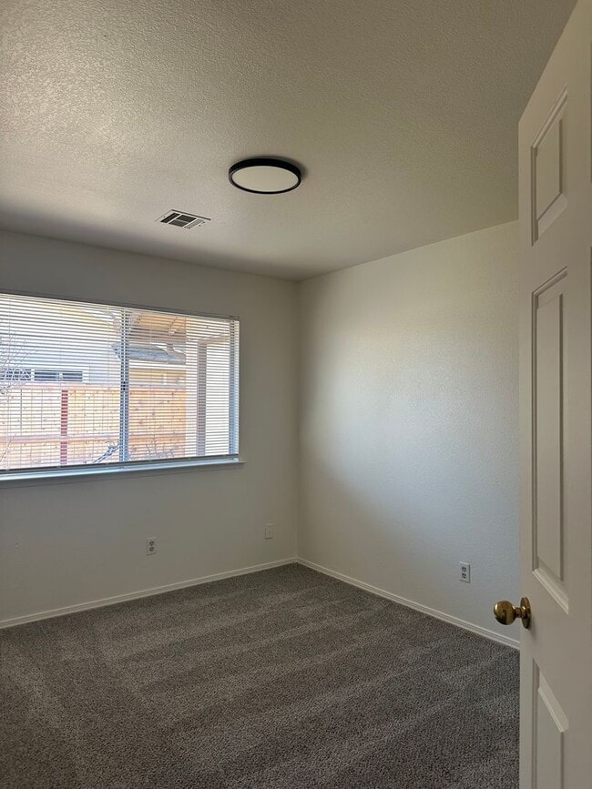 Building Photo - Riverbank Home Available NOW!!