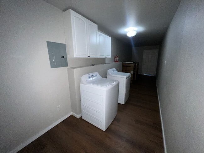 Building Photo - Ground Floor - Fully Remodeled 1 BD/ 1 BA!!