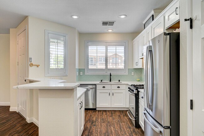 Building Photo - Stylish Townhome with Private Patio!