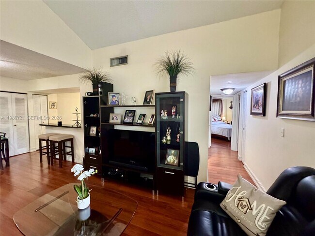 Building Photo - 9731 Fontainebleau Blvd