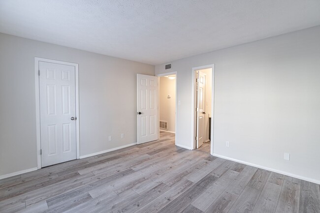 Building Photo - Renovated 2 bedroom Condo in gated Roswell...