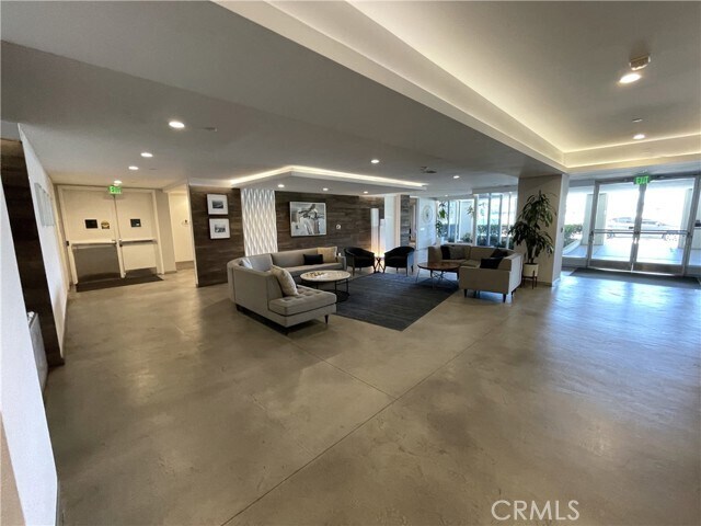 Building Photo - 525 E Seaside Way