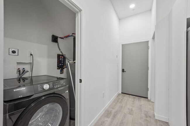 Building Photo - 1237 N 60th St