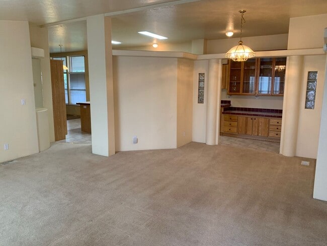 Building Photo - Spacious 3-Bed, 2-Bath Home