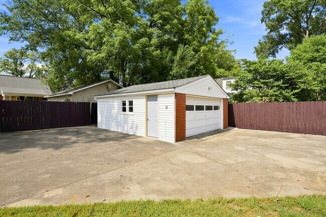 Building Photo - 912 Beechwood Rd