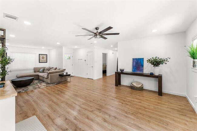 Building Photo - 1211 Sahara Ave