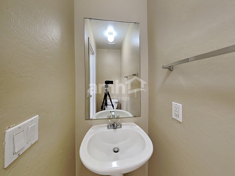 Building Photo - 8621 N 68th Ln