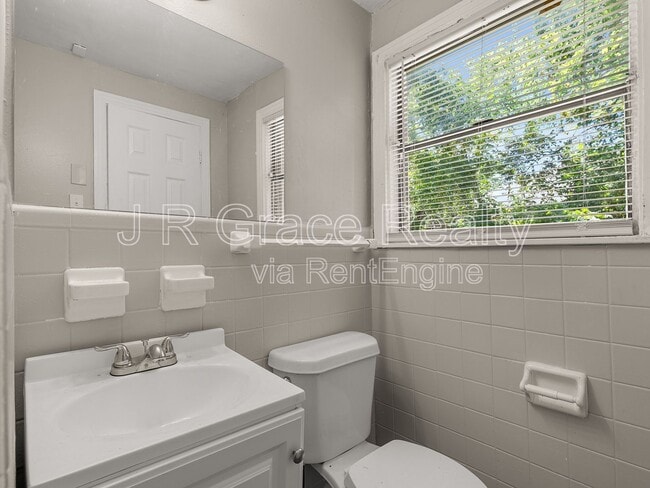 Building Photo - 1801 Reuter Ave