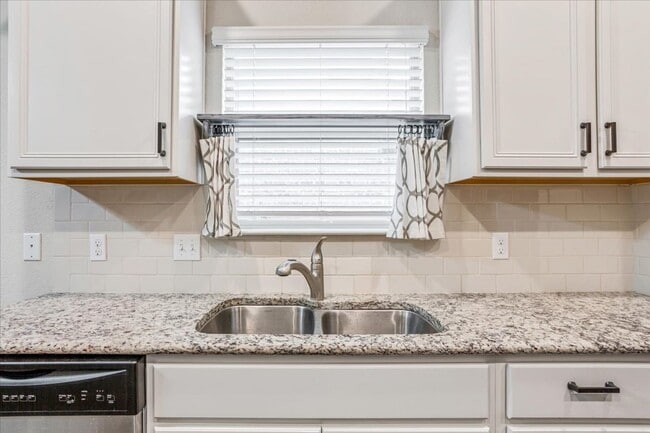 Building Photo - 4/2.5 in Midway ISD