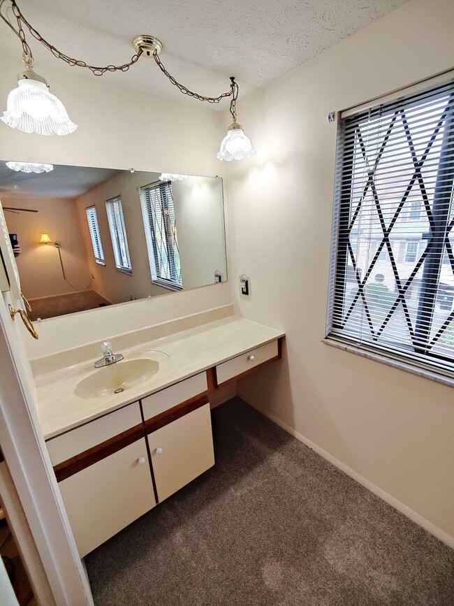 Building Photo - *Spacious & Conveniently Located 3BD/2.5BA Townhouse Available in Bethel Park*