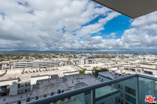 Building Photo - 13700 Marina Pointe Dr