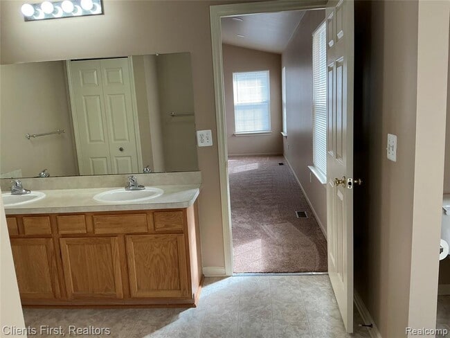 Building Photo - 48161 Nottinghill Ln