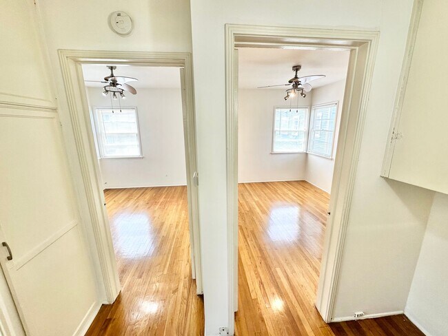 Building Photo - Private & Secured 2 Bedroom Apartment in Alamitos Beach