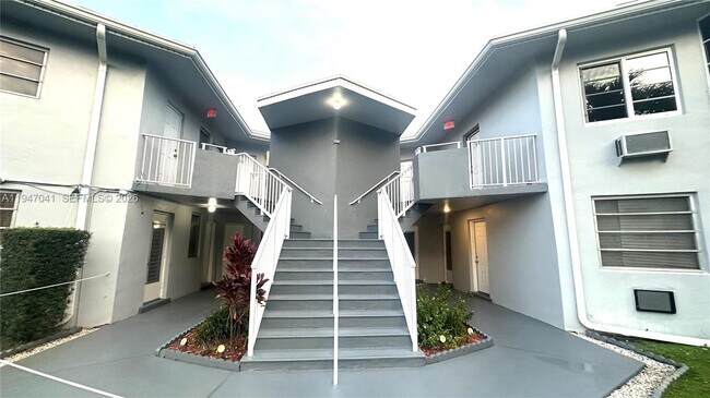 Building Photo - 1701 NE Miami Gardens Dr