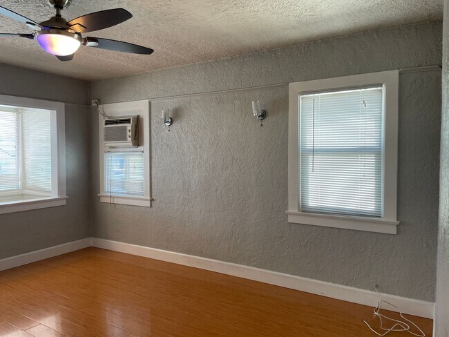 Building Photo - Gorgeous 2 Bedroom Home! Convenient Location!