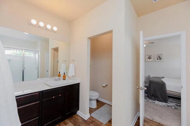 Building Photo - 652 Donegal Ln