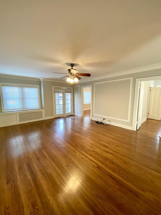 Building Photo - 807 W 48th St