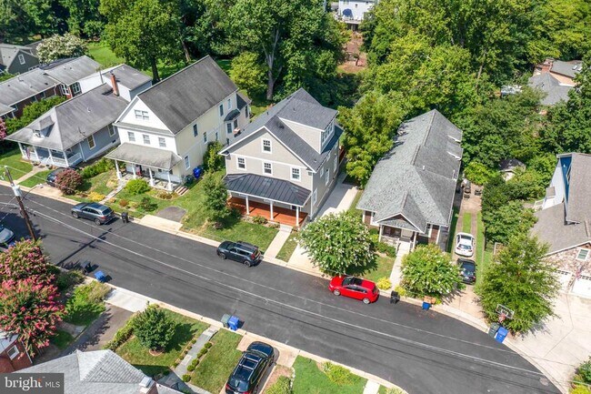 Building Photo - 2314 N Kenmore St
